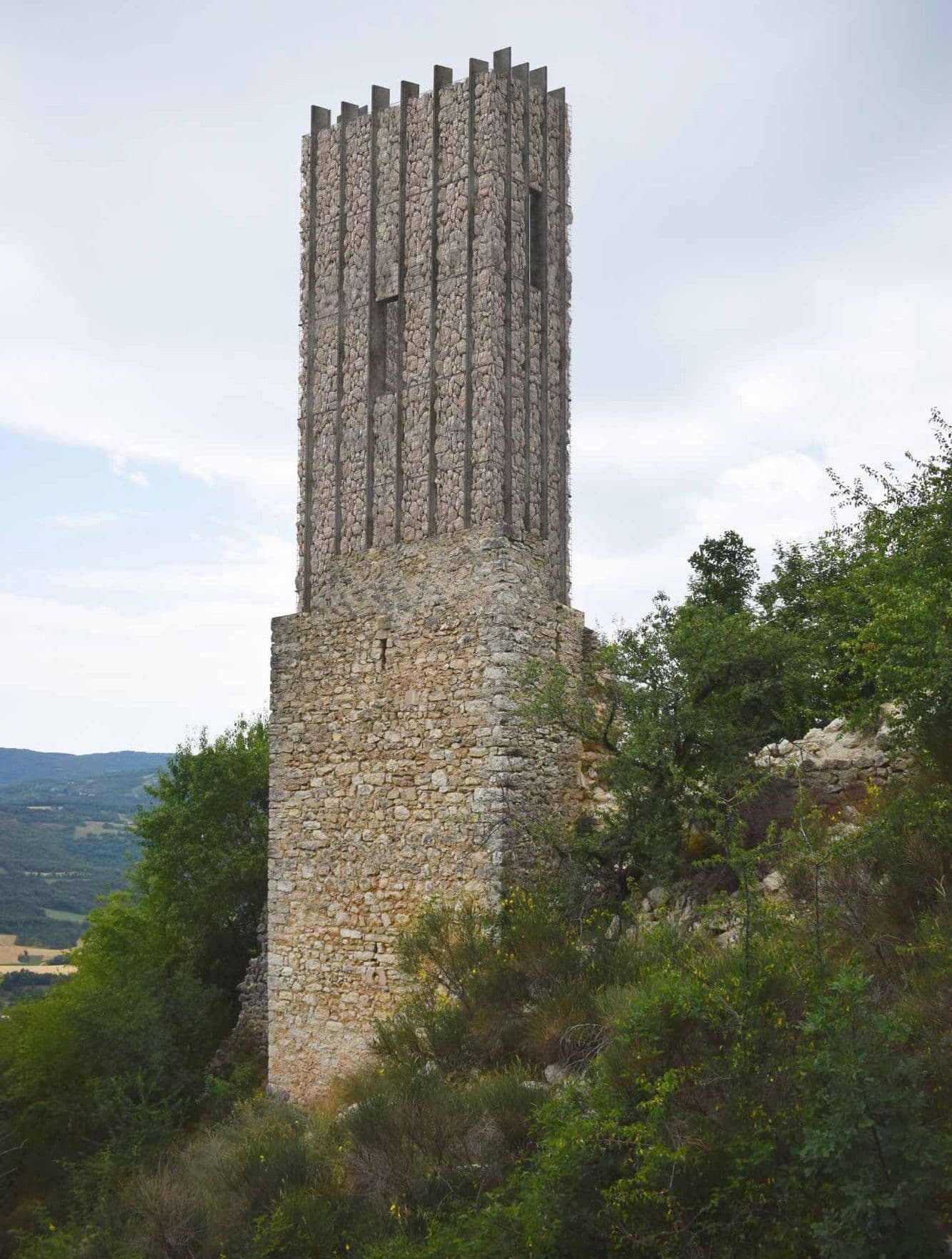 Cassero Nord-Est, Campi di Norcia: la torre in pietra con il reintegro contemporaneo a setti verticali