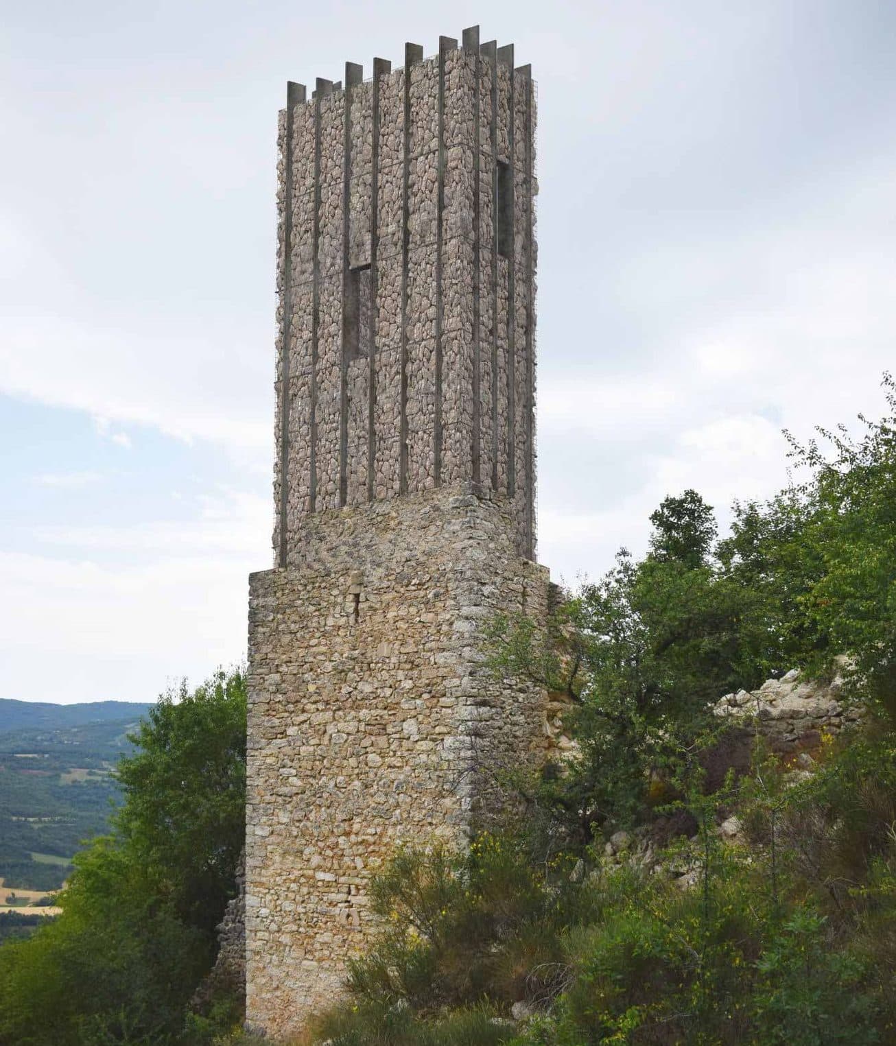 Cassero Nord-Est, Campi di Norcia: la torre in pietra con il reintegro contemporaneo a setti verticali