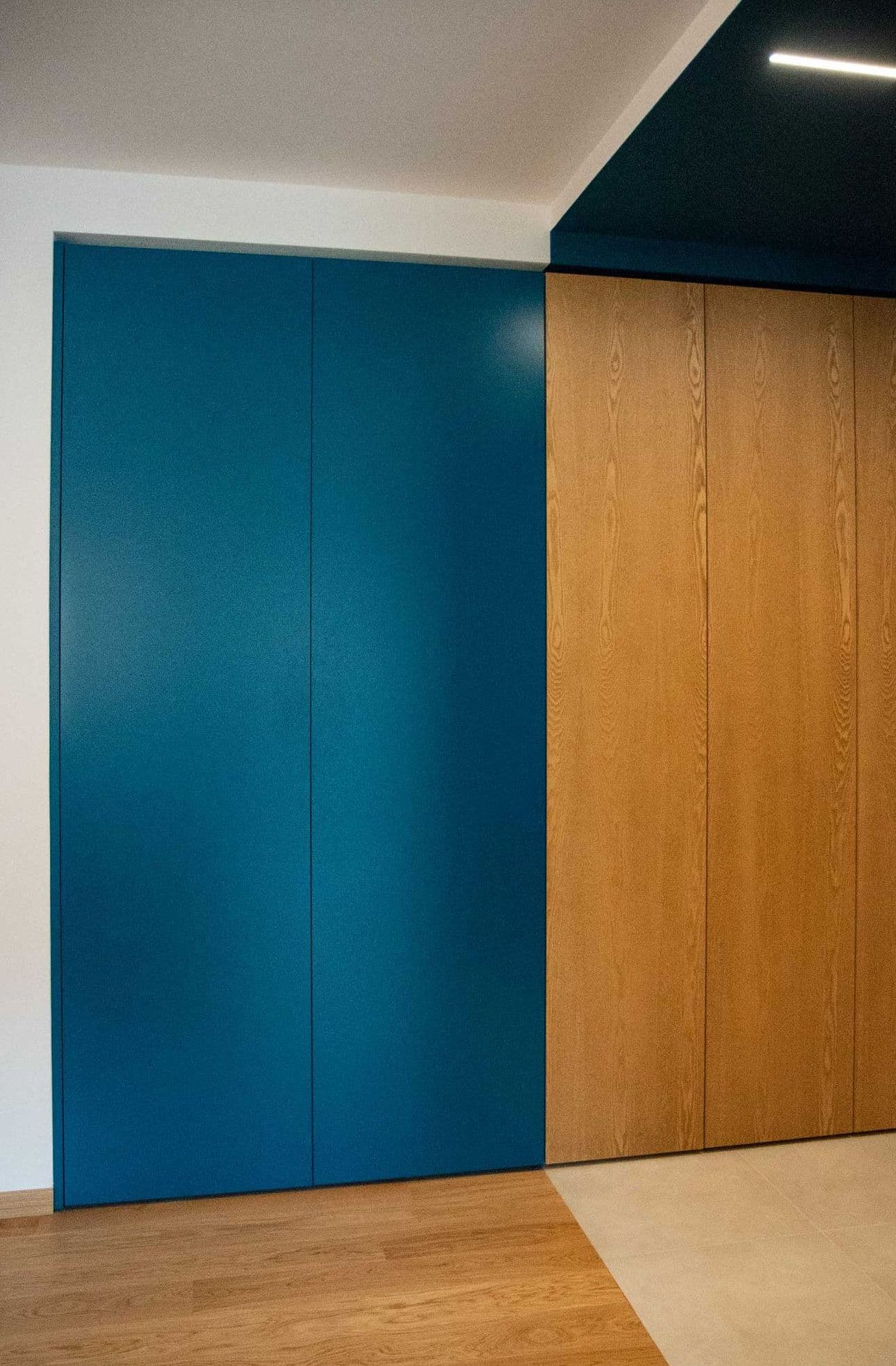 Casa Vito, Ferrara: armadiatura su misura in laccato blu e legno naturale