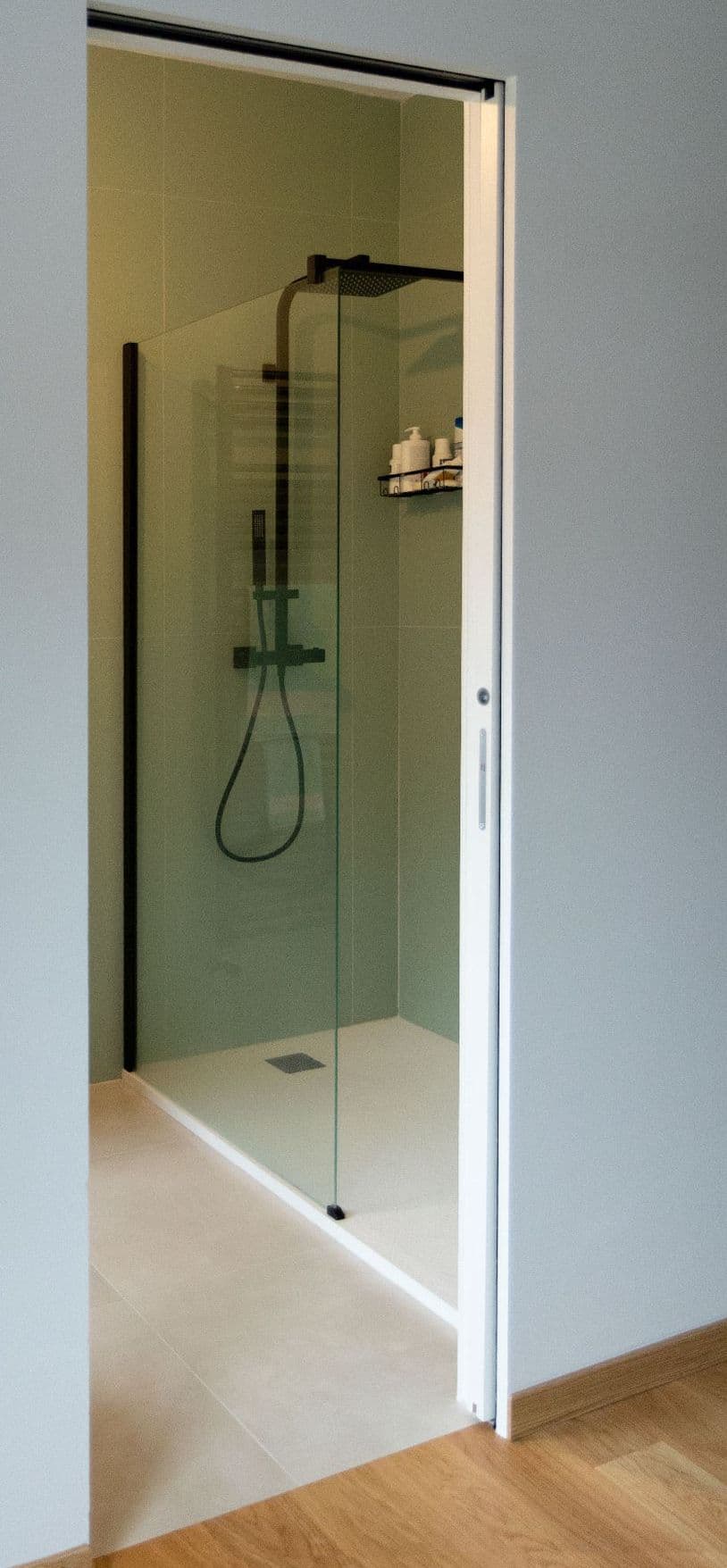 Casa Vito, Ferrara: bagno con doccia in muratura e vetro a tutta altezza