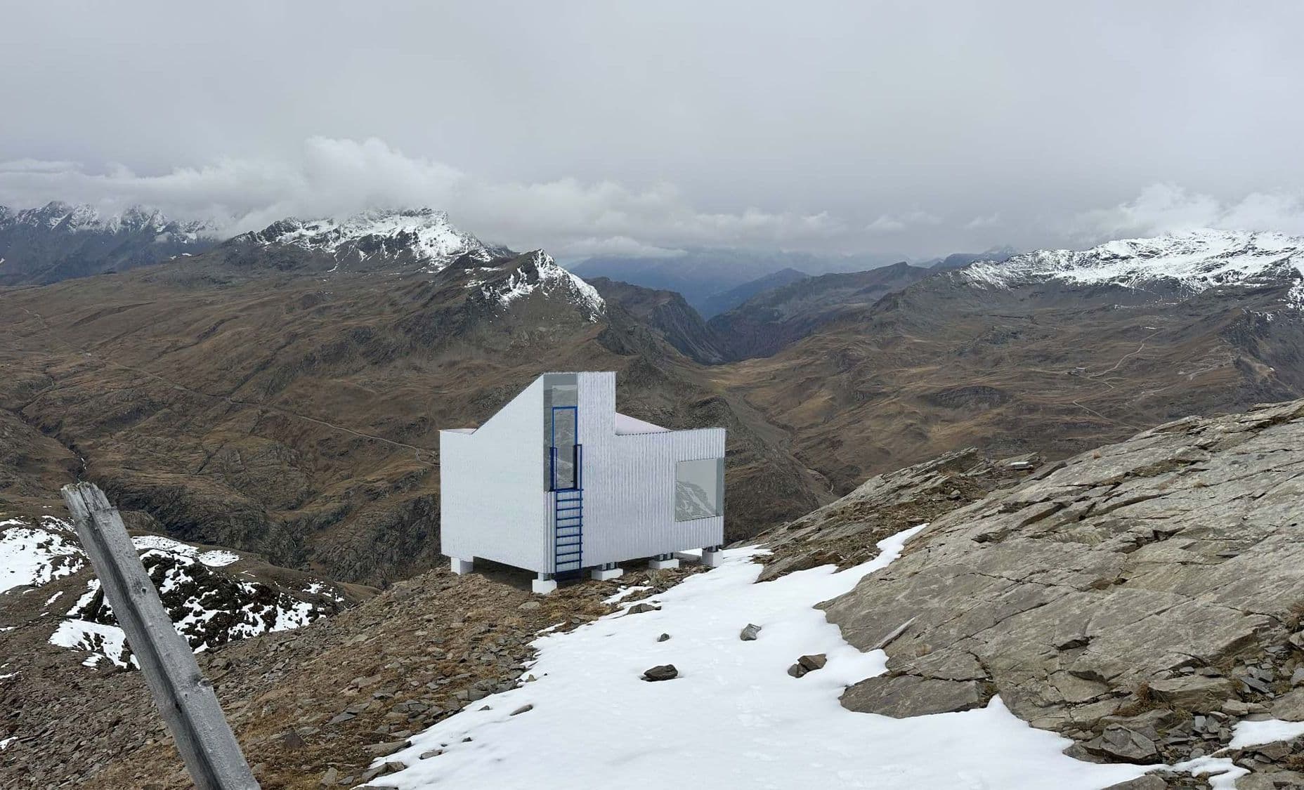 Mountain Guardian: vista ravvicinata del bivacco lungo il sentiero di montagna